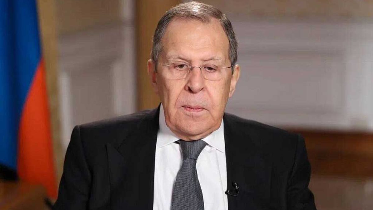 لاوروف وزیر امورخارجه روسیه در حال اظهار نظر درباره مذاکرات صلح اوکراین