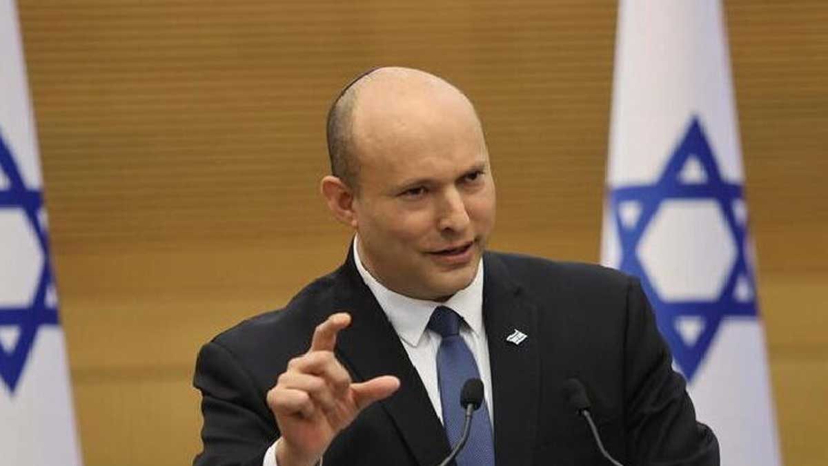 نفتالی بنت در حال سخنرانی درباره بحران دیپلماتیک اسرائیل