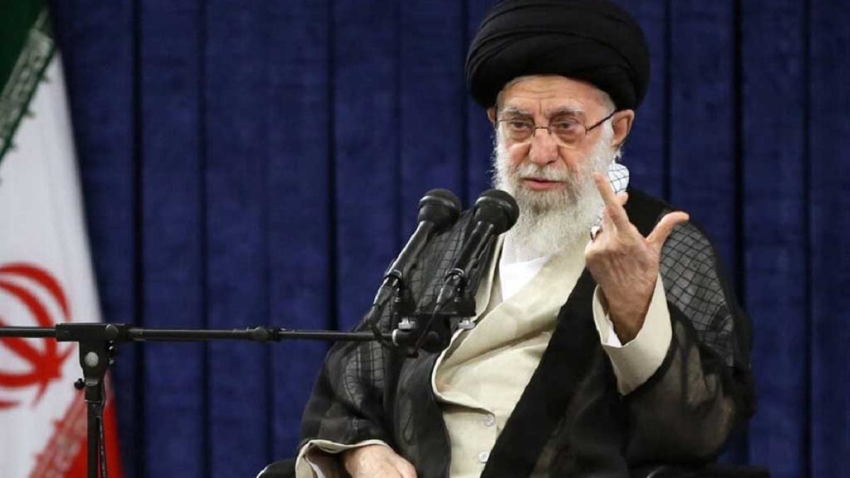 دیدار رهبر انقلاب با خانواده سردار سلیمانی و شهدای مدافع حرم