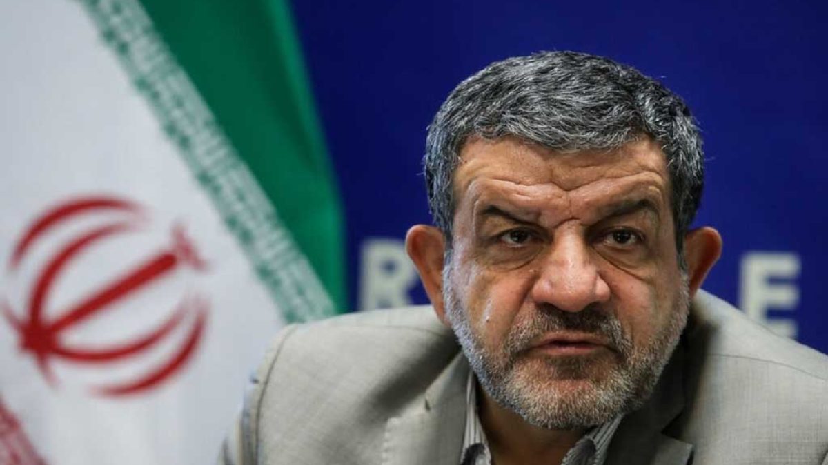 رضا تقی‌پور در حال مصاحبه درباره رفع فیلتر پلتفرم‌های مجازی