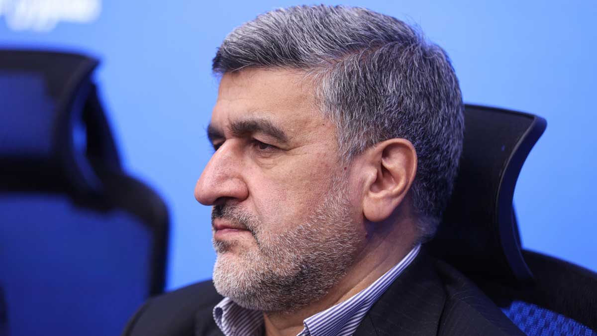 رئیس سازمان بورس در حال ارائه گزارش برنامه‌های توسعه بازار سرمایه