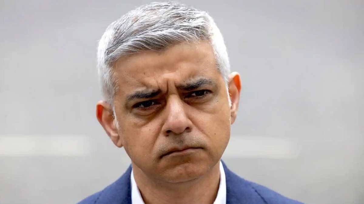 صادق خان شهردار لندن در مقابل پرچم بریتانیا