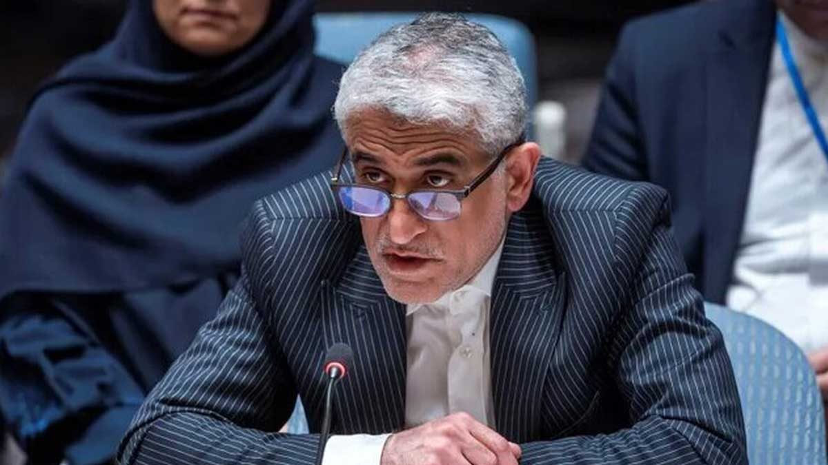 نماینده ایران در سازمان ملل در حال ارائه نامه اعتراضی به شورای امنیت