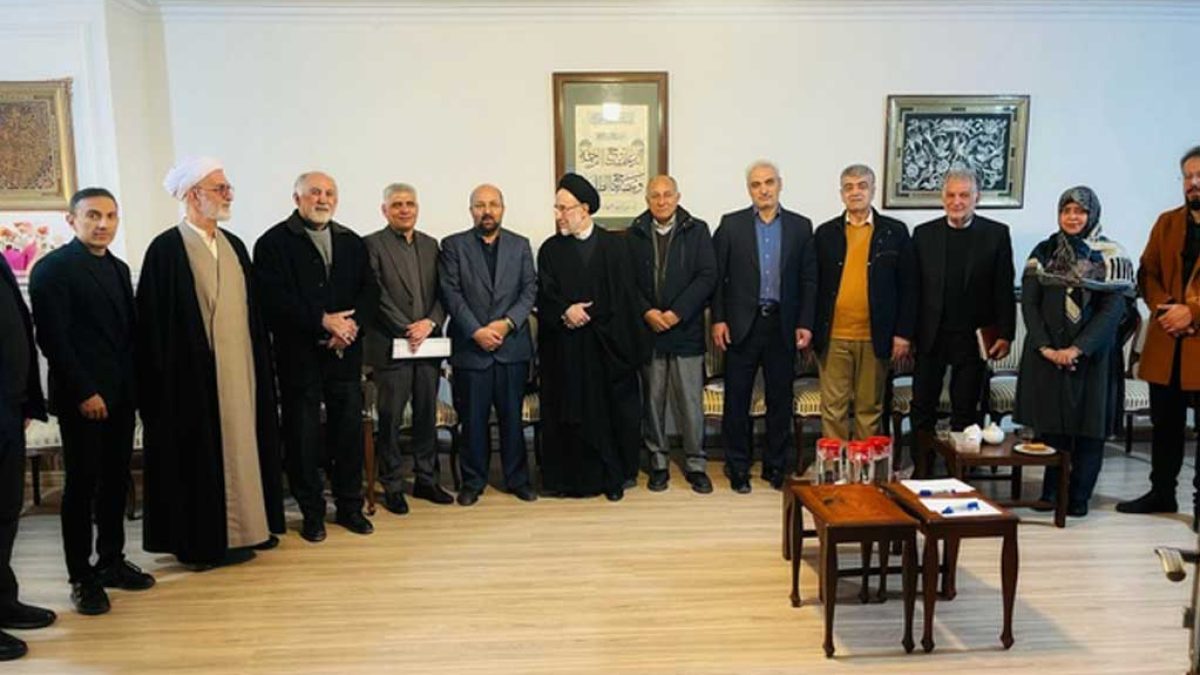 خاتمی در دیدار با اعضای حزب مجمع ایثارگران: تعامل سازنده راه نجات کشور