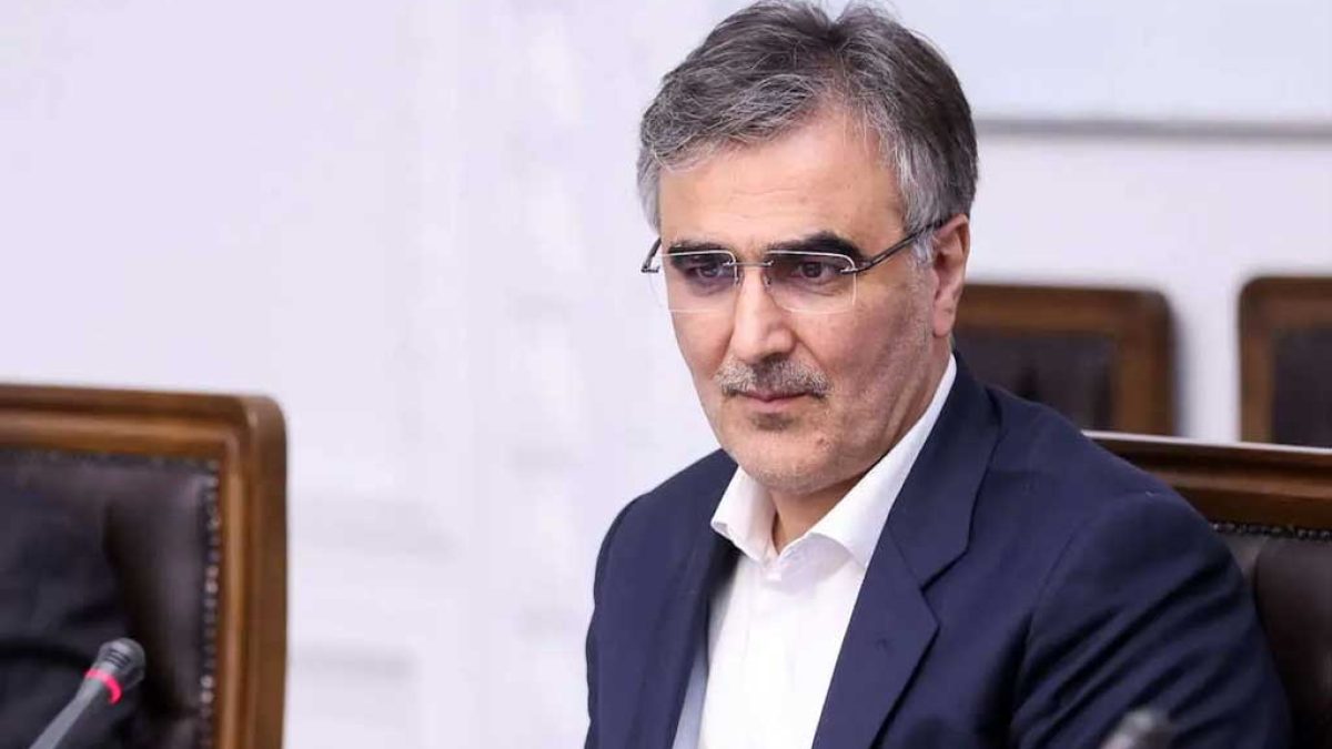 رئیس کل بانک مرکزی در حال تشریح طرح جدید ارز توافقی
