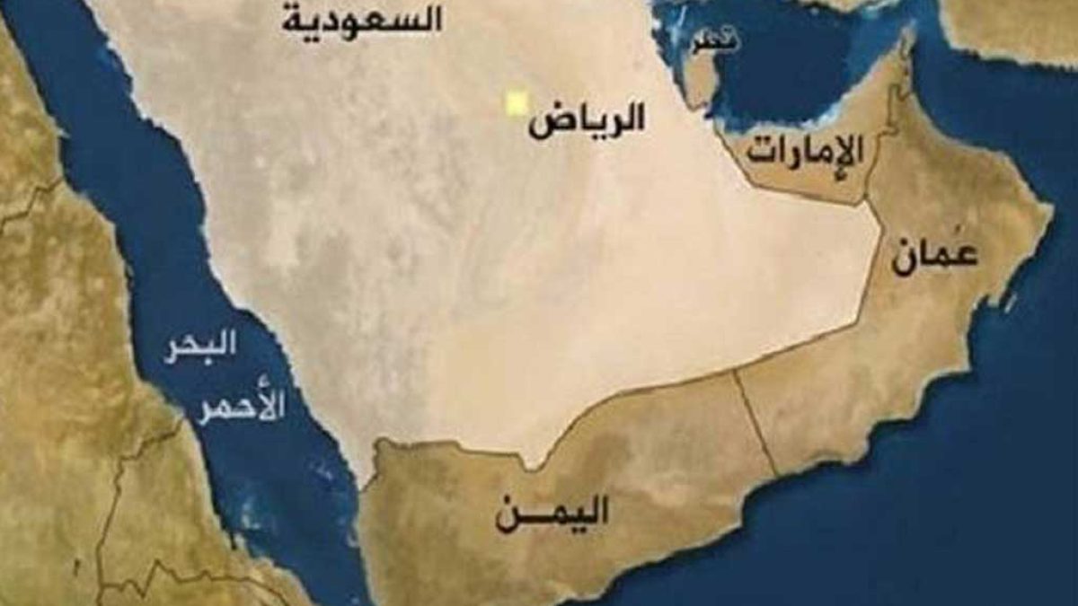 محمدعلی الحوثی در حال سخنرانی درباره موضع یمن در قبال عربستان