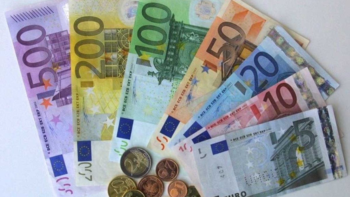 نمودار کاهش ارزش یورو در برابر دلار و تأثیر آن بر اقتصاد اروپا