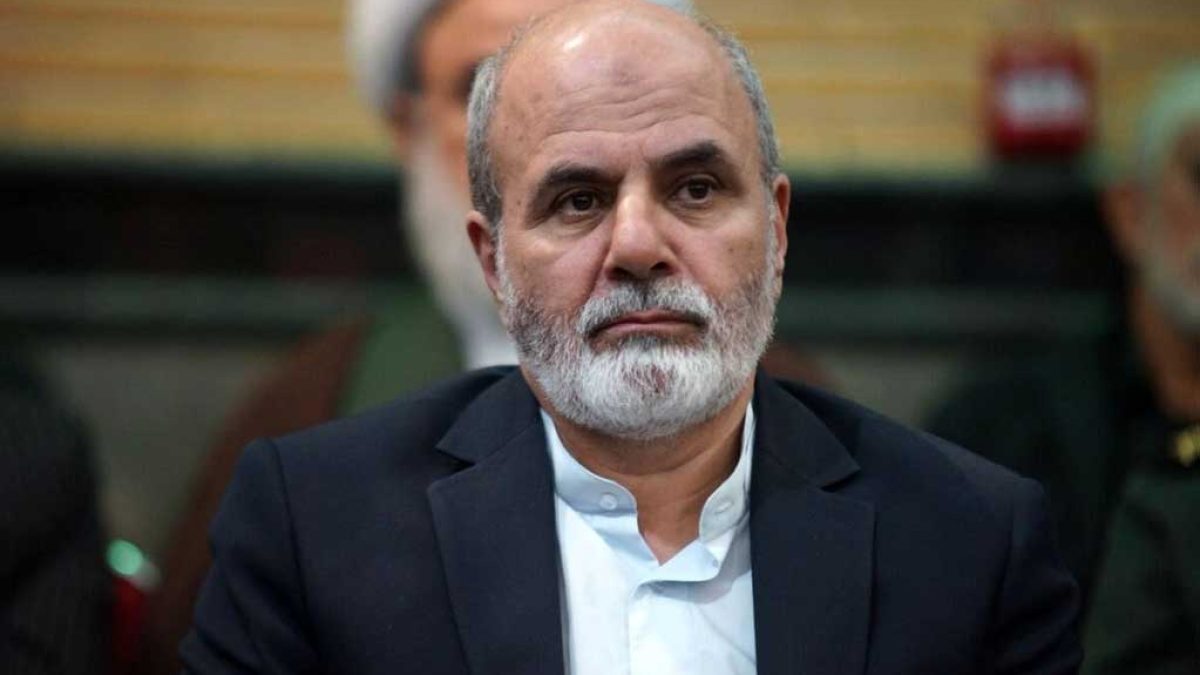 دبیر شورای عالی امنیت ملی در حال سخنرانی در دوره آموزشی جهاد اکبر