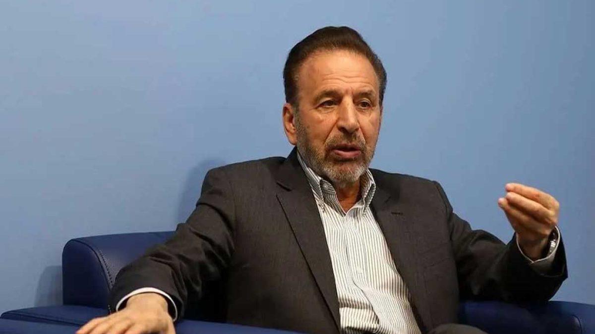 محمود واعظی در حال سخنرانی درباره چالش‌های پیش روی دولت