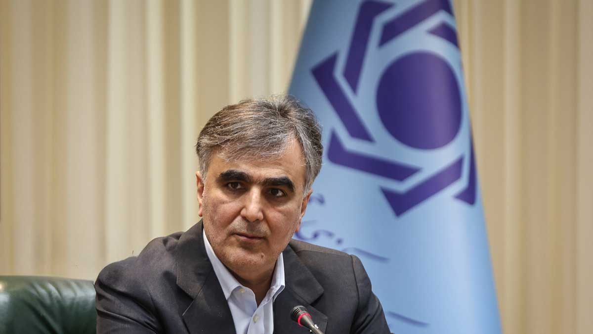 رییس بانک مرکزی در حال سخنرانی درباره مدیریت بازار ارز و طلا 