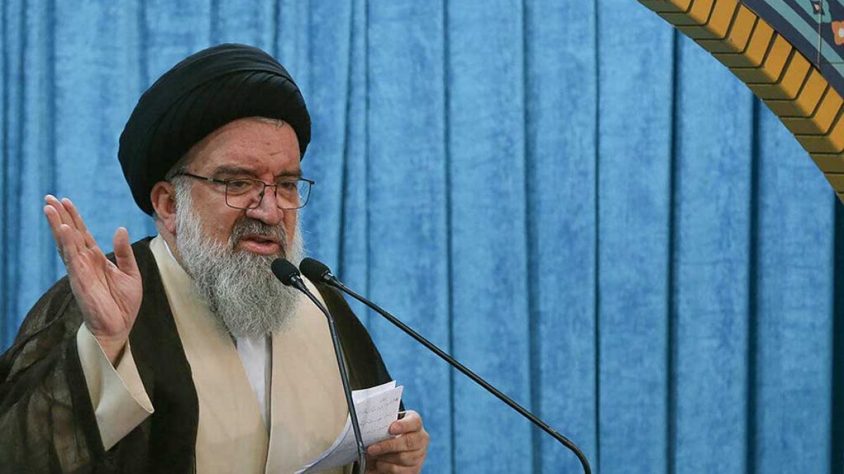 آیت‌الله خاتمی در حال ایراد خطبه‌های نماز جمعه تهران در مصلای امام خمینی (ره)