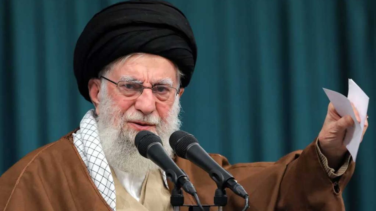 آیت‌الله خامنه‌ای در حال ایراد سخنرانی