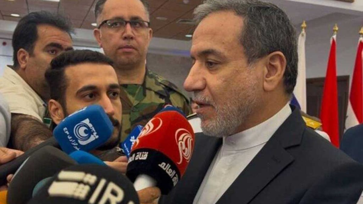 عراقچی در حال گفتگو درباره تحولات سوریه