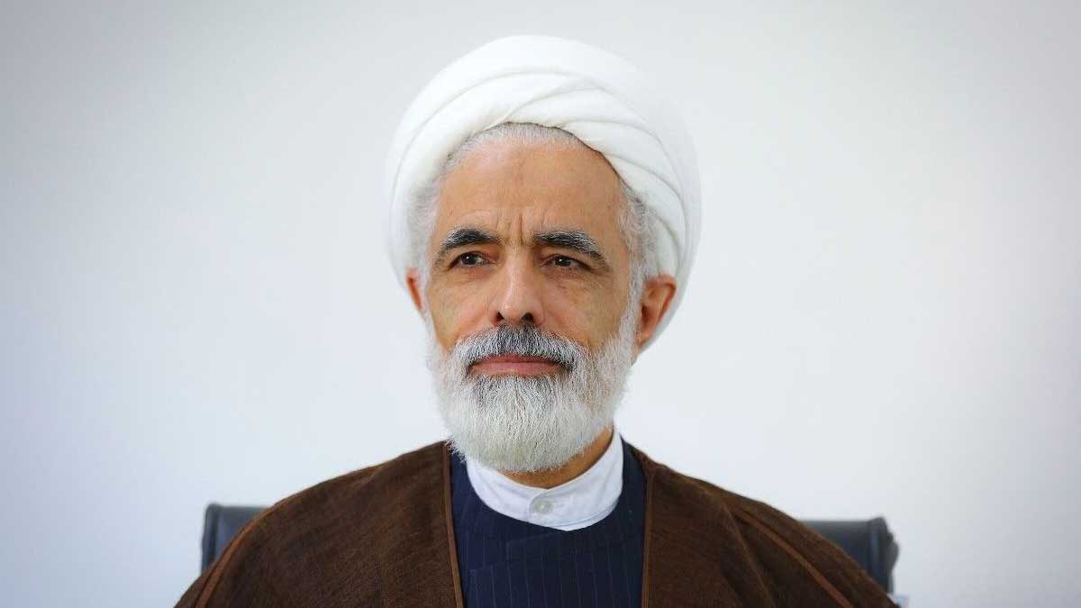 مجید انصاری در حال سخنرانی درمورد لایحه CFT