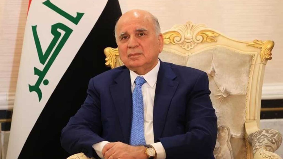 فواد حسین وزیر خارجه عراق در حال اعلام مواضع دیپلماتیک کشورش درباره ایران و آمریکا