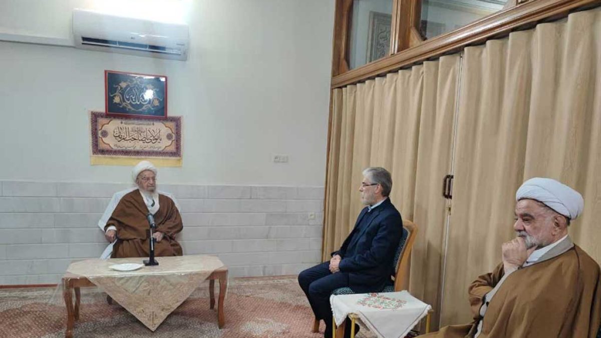 دیدار آیت‌الله مکارم شیرازی با وزیر علوم و بررسی چالش‌های کشور