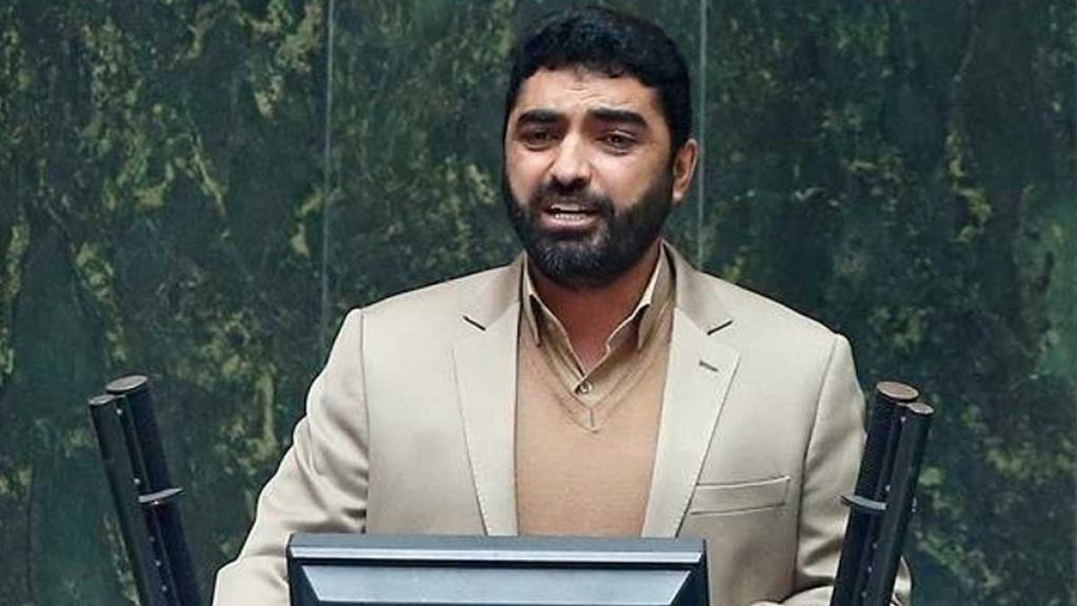 احمد راستینه سخنگوی کمیسیون فرهنگی مجلس در حال تشریح وضعیت قانون عفاف و حجاب
