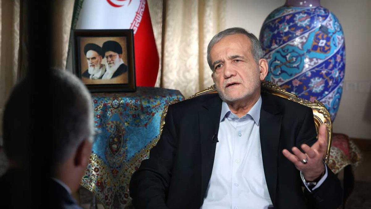 رئیس جمهور ایران در حال گفتگو با خبرنگار رسانه خارجی درباره مسائل مهم بین‌المللی