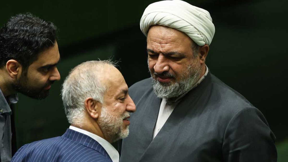 رسایی در حال سخنرانی در صحن علنی مجلس شورای اسلامی درباره لوایح بین‌المللی و نظارت پارلمانی