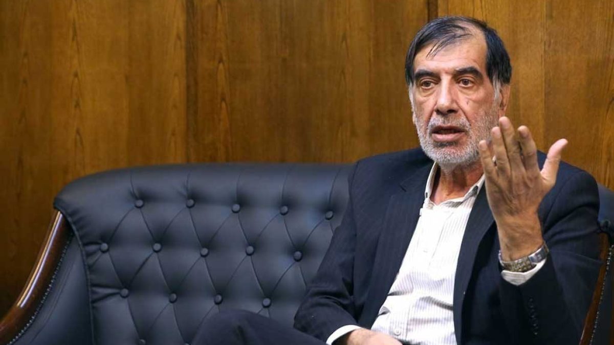 تصویر شهید سپهبد قاسم سلیمانی در حال نماز