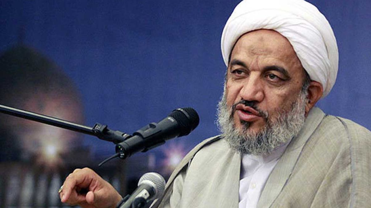 رئیس کمیسیون فرهنگی مجلس در حال سخنرانی درباره قانون حجاب و عفاف