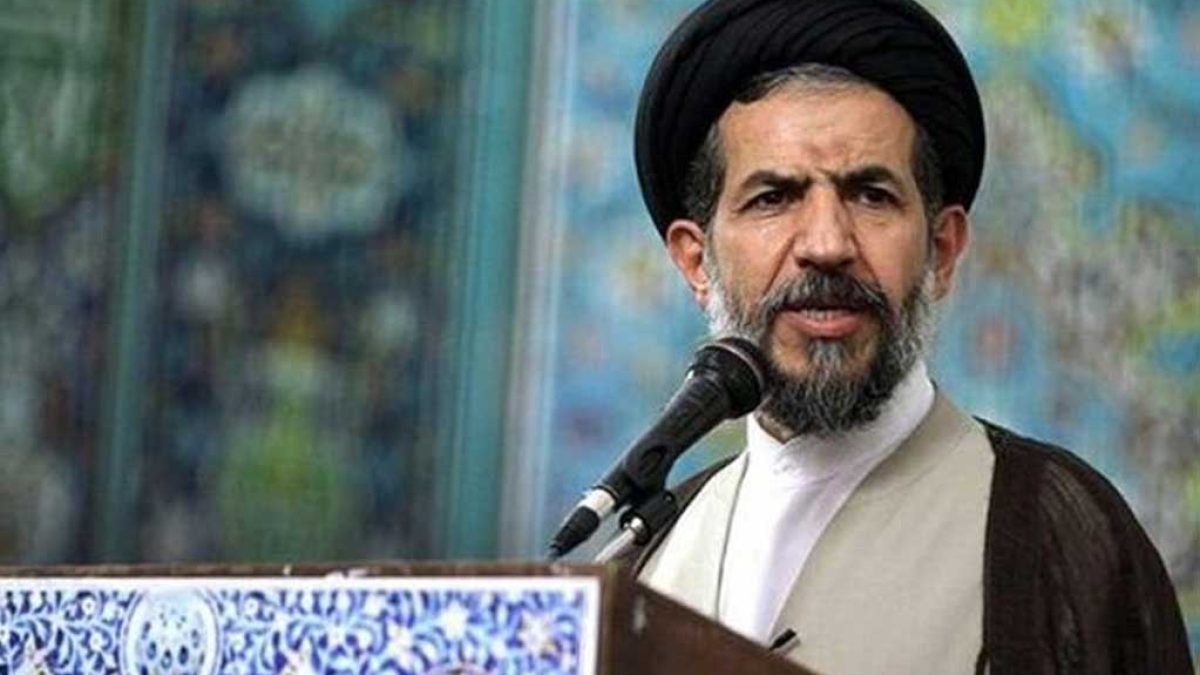 خطیب نماز جمعه تهران در حال ایراد سخنرانی درباره دستاوردهای اقتصادی ایران