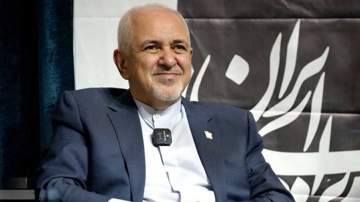 محمدجواد ظریف در حال سخنرانی درباره روابط راهبردی ایران و روسیه