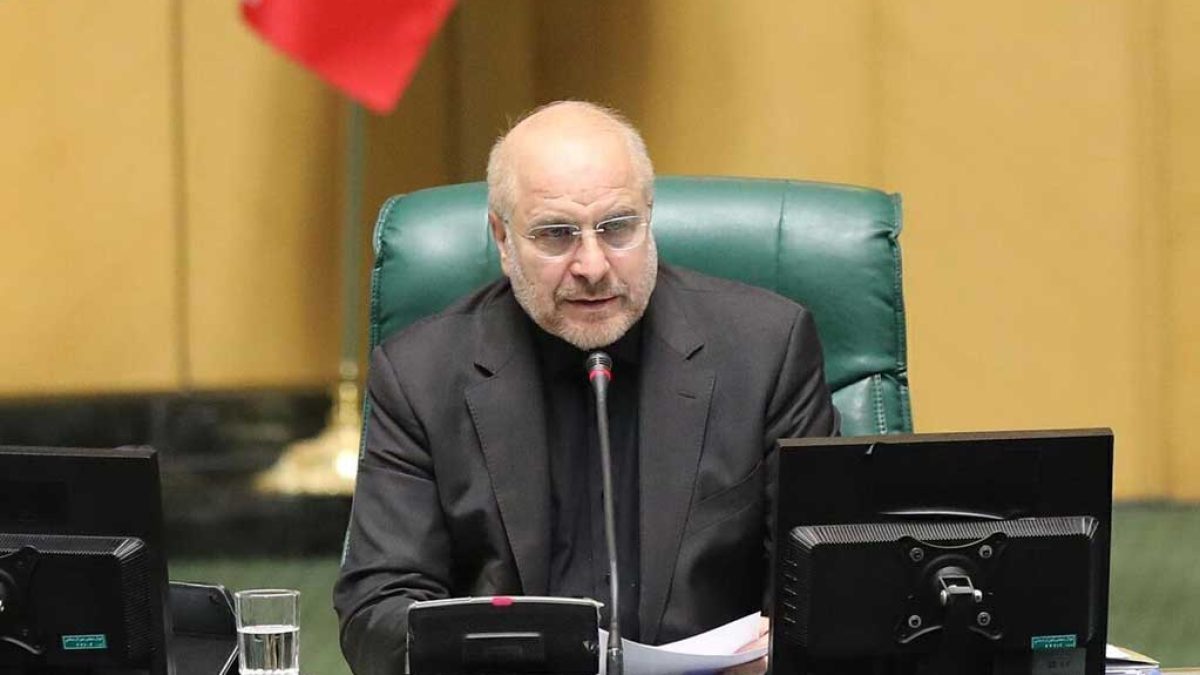 قالیباف در حال سخنرانی در صحن علنی مجلس شورای اسلامی