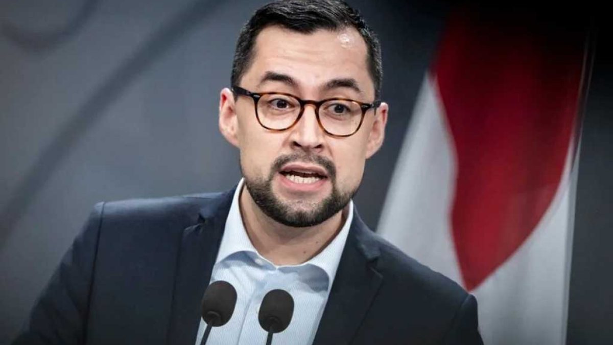 نخست‌وزیر گرینلند در حال سخنرانی درباره پیشنهاد خرید این جزیره توسط آمریکا