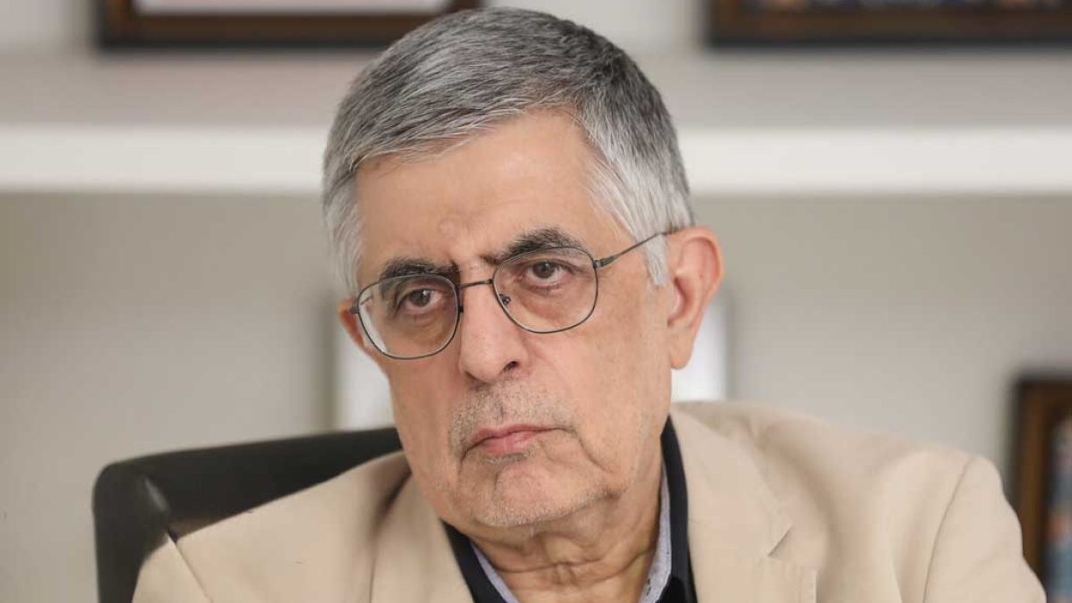 کرباسچی در حال انتقاد از عملکرد دولت در رفع فیلترینگ