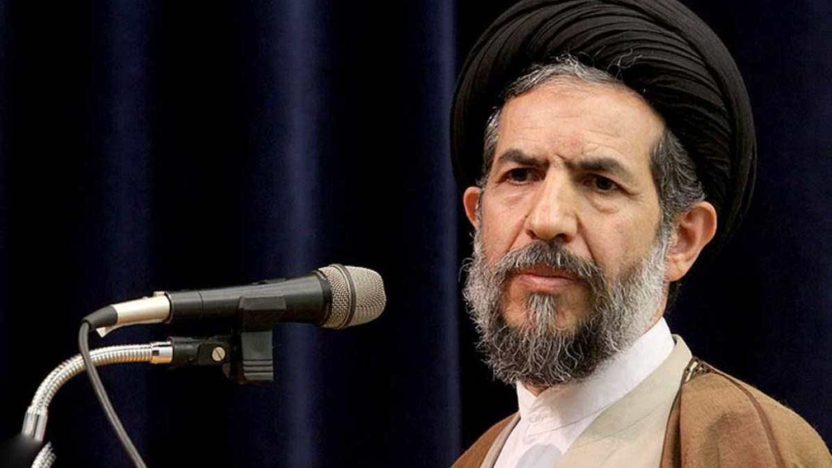 خطیب نماز جمعه تهران در حال سخنرانی درباره مقاومت در برابر استکبار