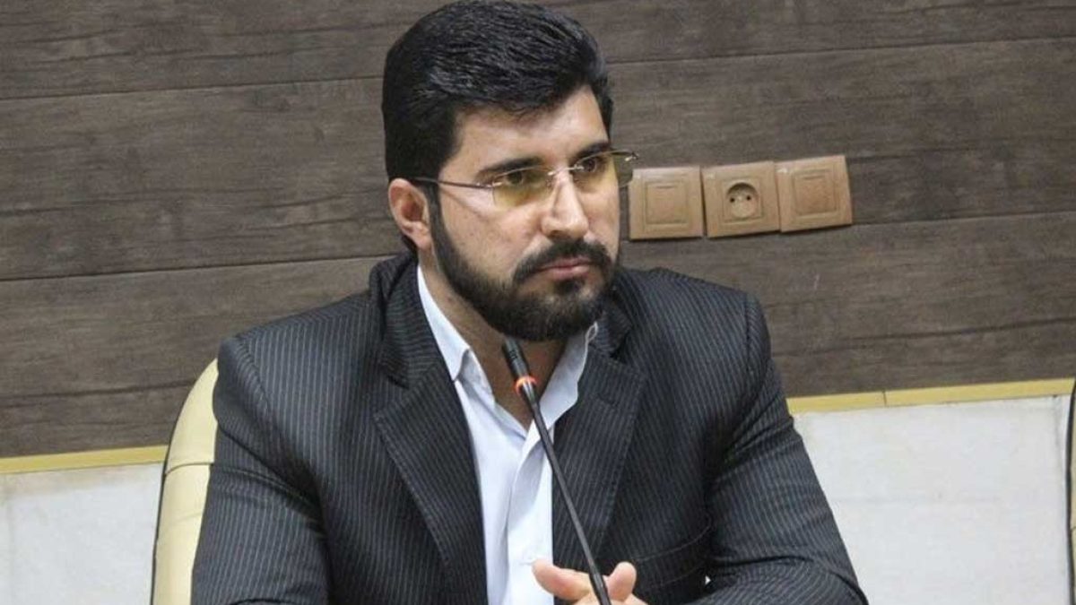 نماینده مجلس در حال گفتگو درباره اولویت‌های دولت چهاردهم