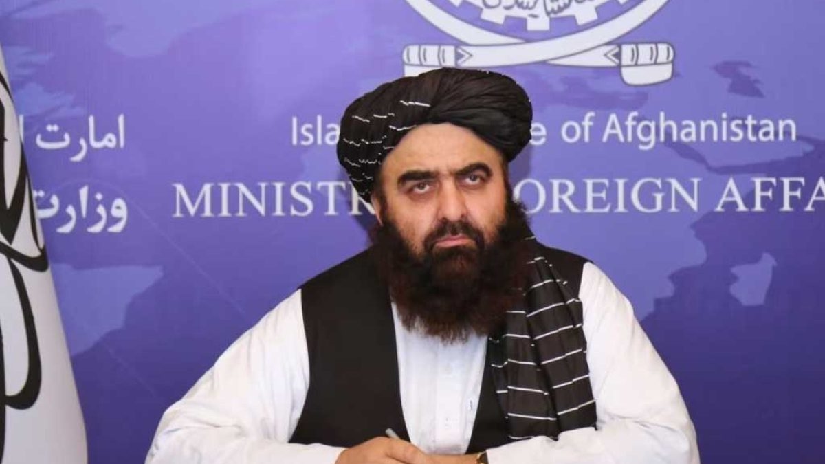 امیرخان متقی وزیر خارجه طالبان در حال سخنرانی درباره روابط با آمریکا
