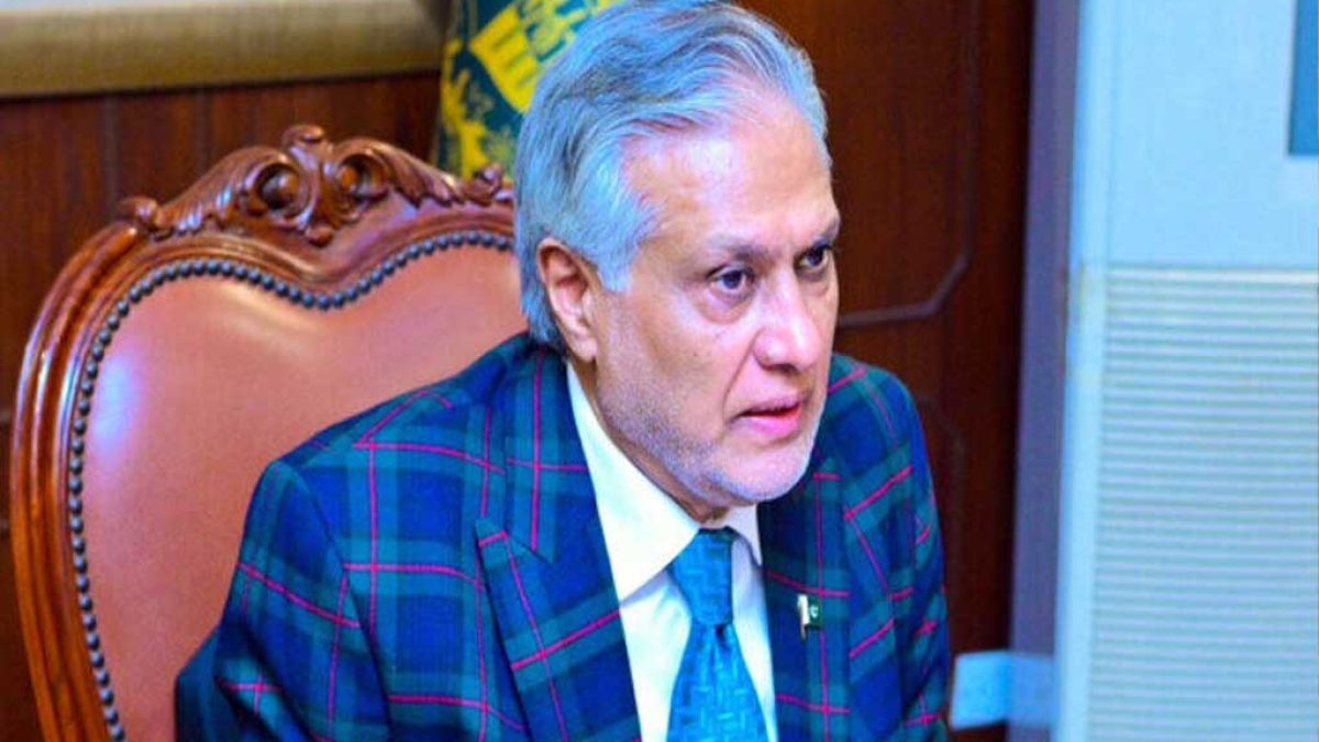 معاون نخست وزیر پاکستان در حال اعلام خبر نشست سازمان همکاری اسلامی