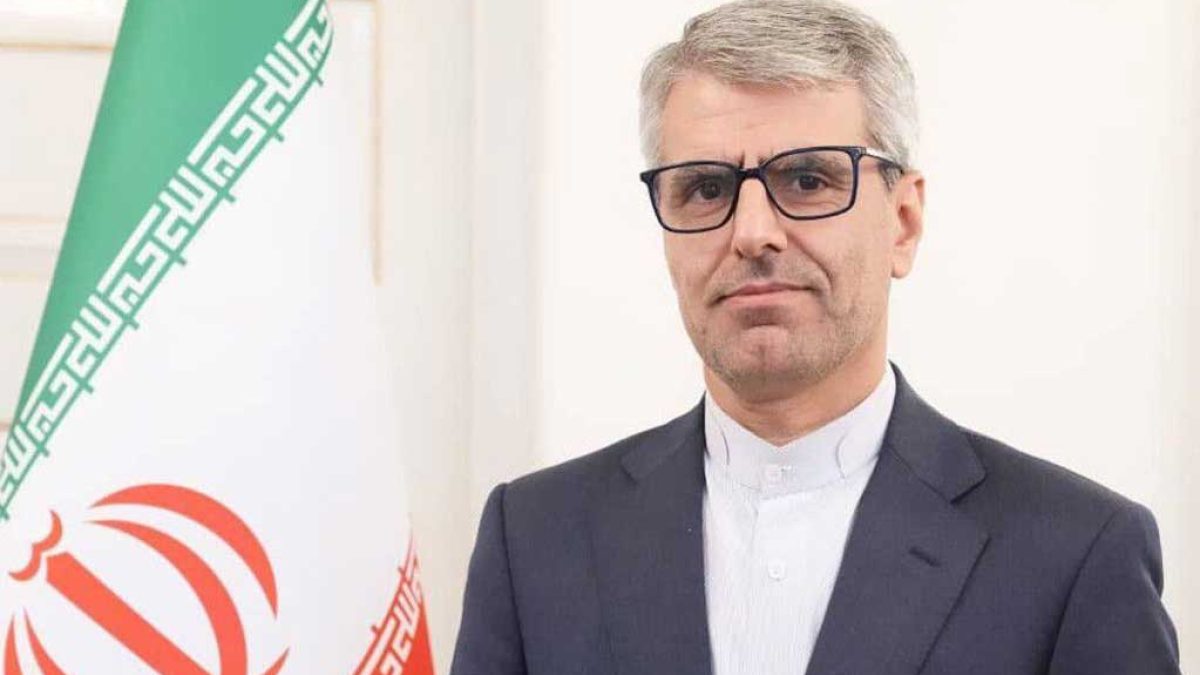 سخنگوی وزارت امور خارجه در حال تشریح مواضع ایران درباره مذاکرات هسته‌ای