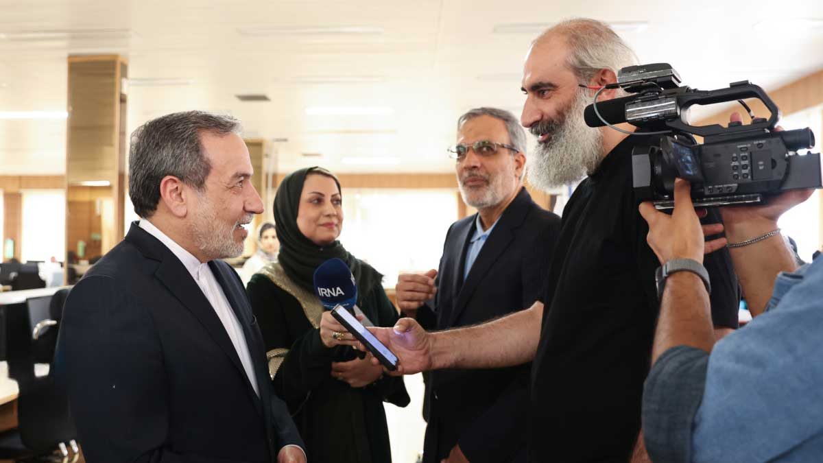 سیدعباس عراقچی وزیر امور خارجه در حال سخنرانی درباره مستندسازی