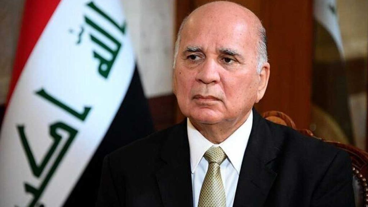 فواد حسین وزیر خارجه عراق در حال سخنرانی درباره تلاش‌های دیپلماتیک