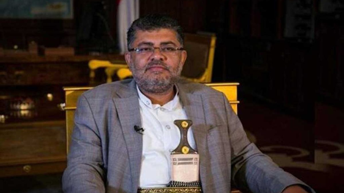 محمد علی الحوثی در حال سخنرانی درباره مواضع یمن