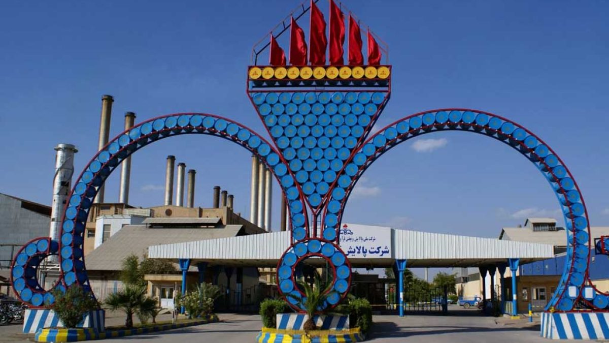 نمایی از پالایشگاه آبادان در حال فعالیت عادی
