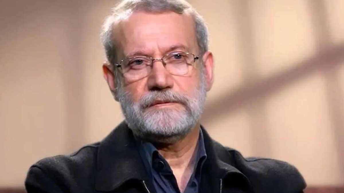 علی لاریجانی در حال سخنرانی در مراسم نکوداشت آیت الله مهدوی کنی