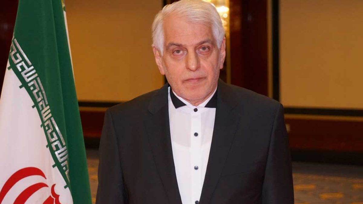علی ماجدی، سفیر پیشین ایران در آلمان در حال تحلیل روابط ایران و آمریکا