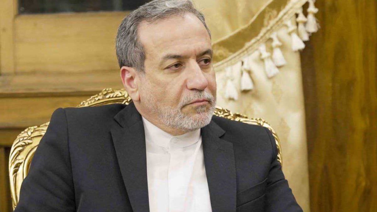 عراقچی در نشست دوحه فوروم در حال گفتگو با مقامات منطقه‌ای