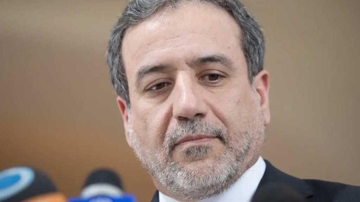 عراقچی در حال تشریح مواضع ایران در قبال سیاست‌های جدید آمریکا