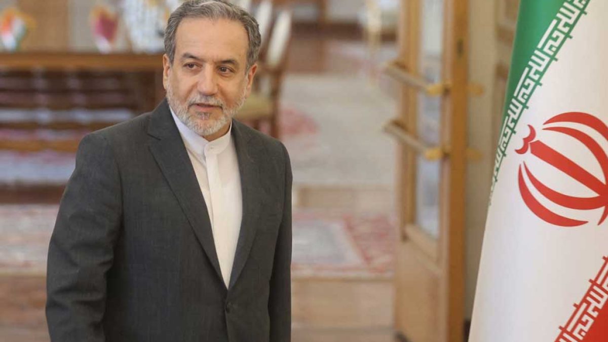 عباس عراقچی در حال سخنرانی درباره روابط ایران با اتحادیه اروپا و کشورهای خلیج فارس