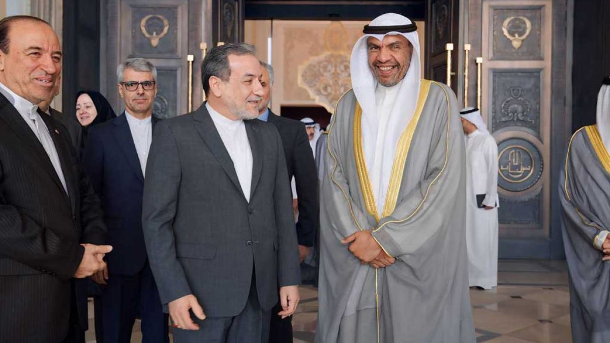 عراقچی در حال بیان مواضع قاطع ایران در نشست خبری کویت