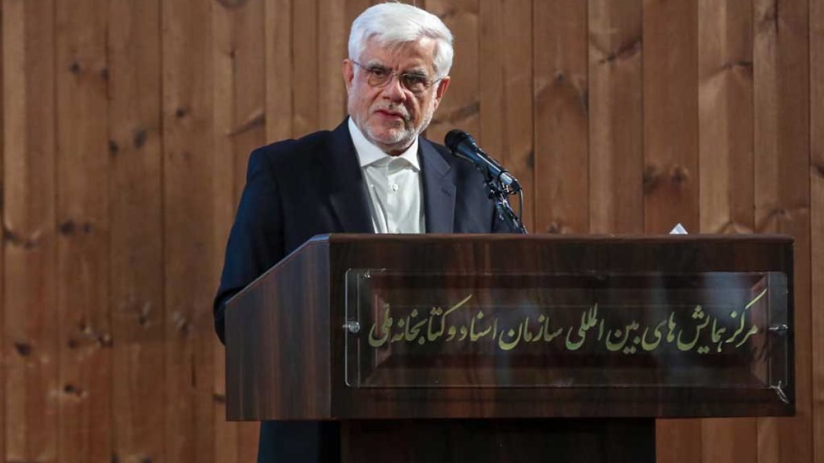 محمدرضا عارف در حال بازدید از موزه کتاب و میراث مستند ایران در کتابخانه ملی
