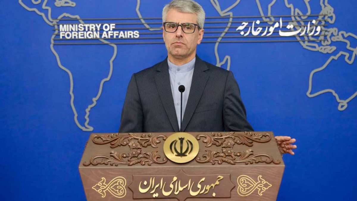 اسماعیل بقائی، سخنگوی وزارت امور خارجه ایران، در حال محکوم کردن ترور بانوی ایرانی در لبنان