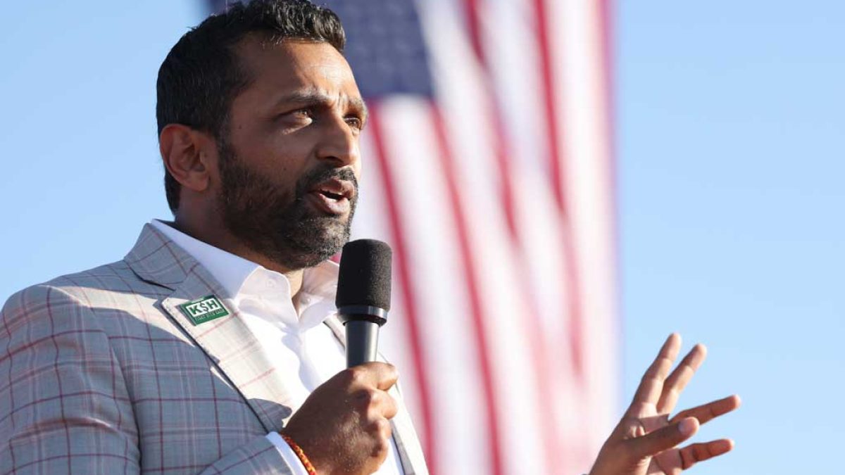 ویلیام وبستر، رئیس پیشین FBI و CIA در حال نگارش نامه انتقادی به سناتورها