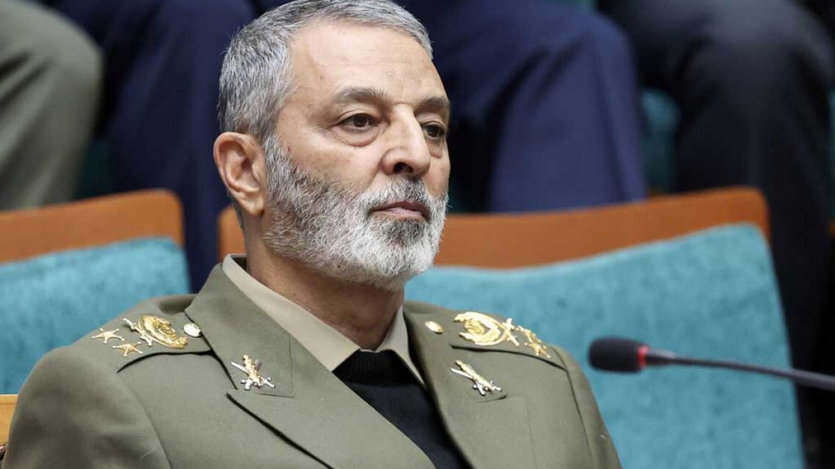 امیر سرلشکر موسوی فرمانده کل ارتش جمهوری اسلامی ایران در حال قرائت پیام شهادت کارکنان پدافند هوایی