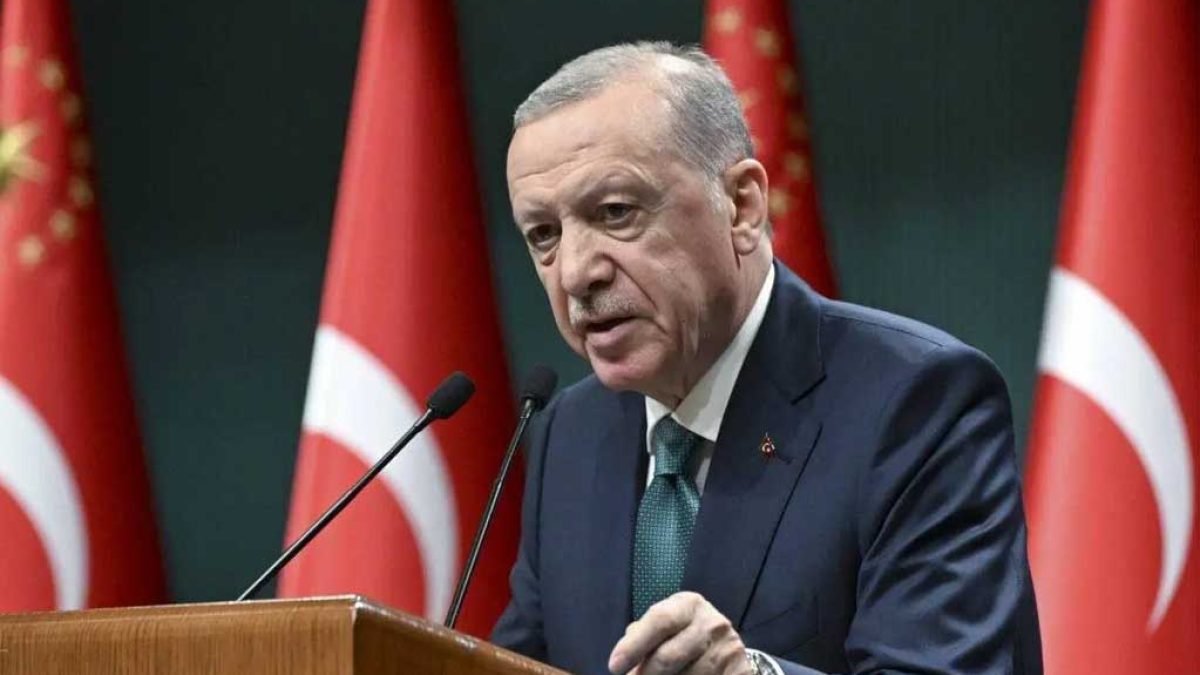 اردوغان در حال سخنرانی درباره سامانه گنبد فولادی در مراسم رونمایی از بالگرد گوکبی